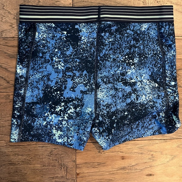 UNDER ARMOUR COMPRESSION SHORTS - Picture 2 of 2